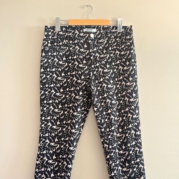 MDKNYC Black & White Print Cotton Slim Cut Ankle Pant - Picture 3 of 15